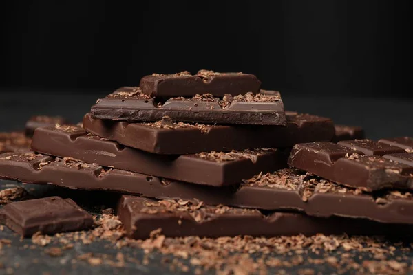 Morceaux Copeaux Chocolat Savoureux Sur Table Noire Gros Plan — Photo