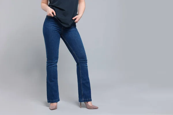 Mujer Jeans Con Estilo Sobre Fondo Gris Primer Plano Espacio —  Fotos de Stock