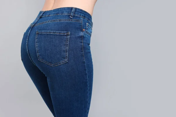 Vrouw Stijlvolle Jeans Grijze Achtergrond Close Ruimte Voor Tekst — Stockfoto