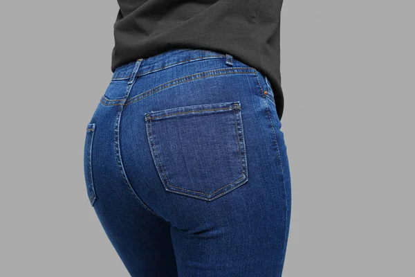 Mujer Jeans Con Estilo Sobre Fondo Gris Primer Plano — Foto de Stock