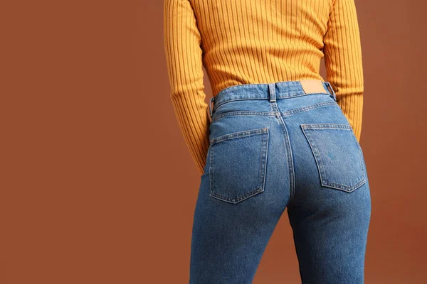Mulher Jeans Elegantes Fundo Marrom Close Espaço Para Texto — Fotografia de Stock