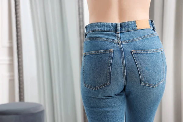 Mulher Jeans Elegantes Dentro Casa Close Espaço Para Texto — Fotografia de Stock