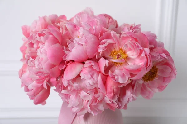 Beau Bouquet Pivoines Roses Dans Vase Près Mur Blanc Gros — Photo