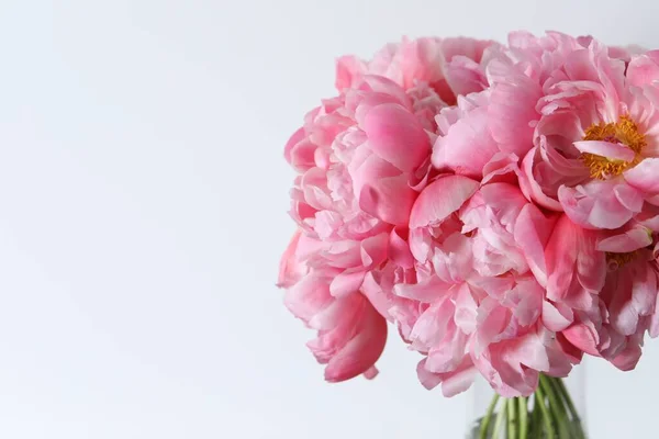 Beau Bouquet Pivoines Roses Vase Sur Fond Blanc Gros Plan — Photo