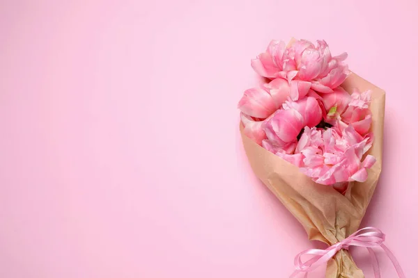 분홍색 배경에 종이로 아름다운 꽃다발 원문을 — 스톡 사진