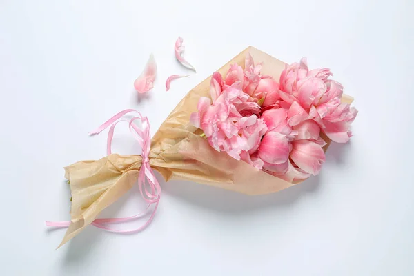 Όμορφο Μπουκέτο Από Ροζ Παιώνιες Τυλιγμένο Χαρτί Λευκό Φόντο Top — Φωτογραφία Αρχείου