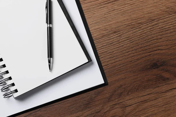 Στυλό Σημειωματάριο Και Πρόχειρο Φύλλο Χαρτιού Ξύλινο Τραπέζι Επίπεδη Lay — Φωτογραφία Αρχείου