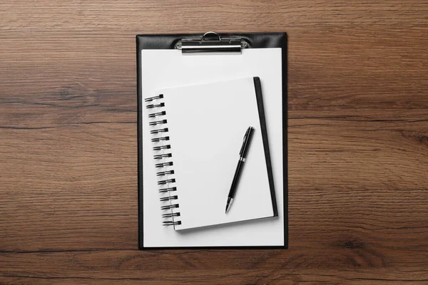 Στυλό Σημειωματάριο Και Πρόχειρο Φύλλο Χαρτιού Ξύλινο Τραπέζι Επίπεδη Lay — Φωτογραφία Αρχείου