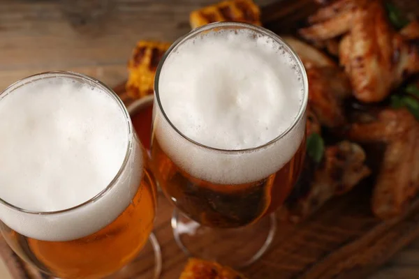 맥주와 맛있는 날개가 유리잔 클로즈업 — 스톡 사진