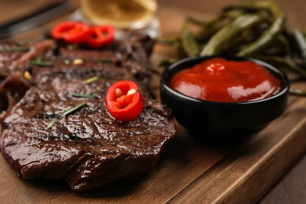 Lahodný Smažený Steak Omáčkou Dřevěném Stole Detailní Záběr — Stock fotografie