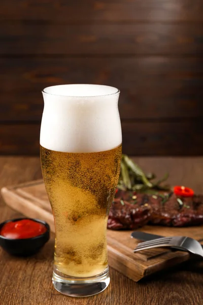 Sklenice Piva Výborný Smažený Steak Omáčka Dřevěném Stole — Stock fotografie