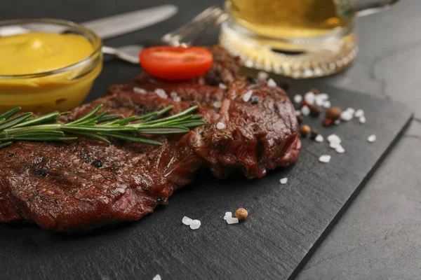 Steak Goreng Lezat Dengan Rosemary Dan Saus Atas Meja Hitam — Stok Foto