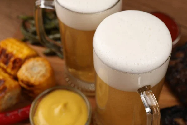 Tazas Sabrosa Cerveza Aperitivos Mesa Primer Plano — Foto de Stock