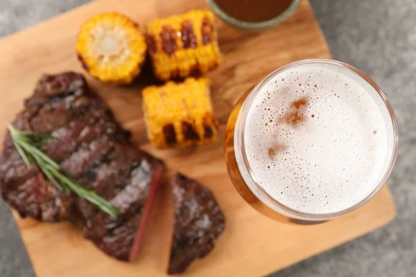Glas Bier Heerlijke Gebakken Biefstuk Maïs Grijze Tafel Bovenaanzicht Ruimte — Stockfoto