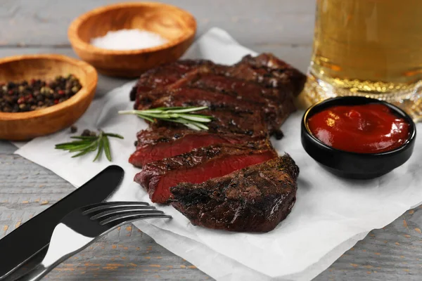 Lahodný Smažený Steak Podávaný Šedém Dřevěném Stole Detailní Záběr — Stock fotografie