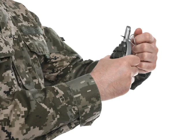 Katona Kihúzza Biztosítótűt Kézigránátból Fehér Háttérrel Közelről Katonai Szolgálat — Stock Fotó