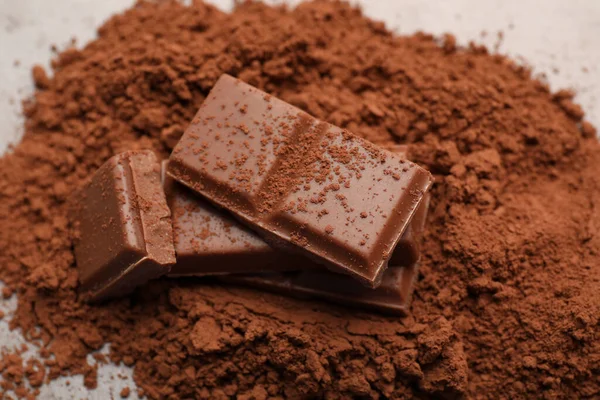 Вкусный Молочный Шоколад Какао Порошок Светлом Столе Крупным Планом — стоковое фото