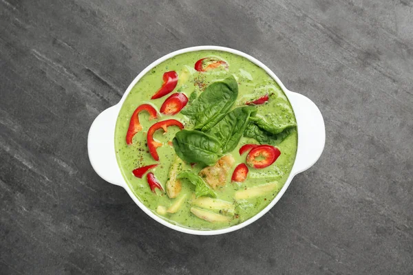 Fazék Finom Zöld Currys Csirkeleves Világosszürke Asztalon Felülnézetből — Stock Fotó