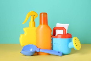 Farklı güneş ürünleri ve plastik plaj oyuncakları
