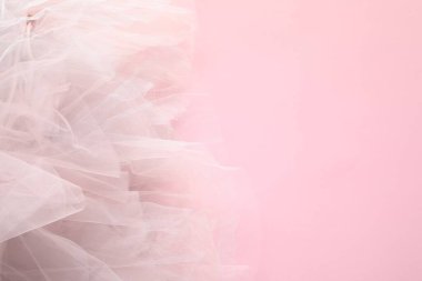 Pembe arka planda güzel tül kumaş, üst manzara. Metin için boşluk