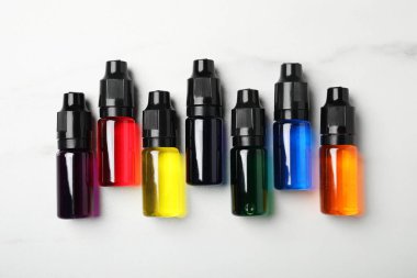 Beyaz mermer masa üzerinde farklı besin renklerine sahip şişeler, düz yatıyordu.