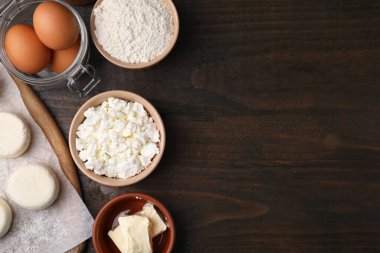 Tahta masadaki farklı malzemeler, düz yatak ve metin için yer. Süzme peynirli krep pişiriyorum.