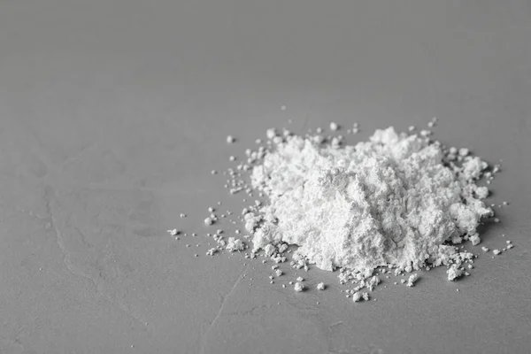 Heap Kalciumkarbonatpulver Grått Bord Plats För Text — Stockfoto