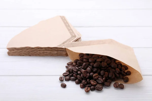 Papierkaffeefilter Und Bohnen Auf Weißem Holztisch — Stockfoto