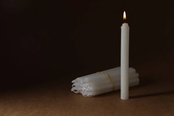 在黑暗的背景上燃烧着一堆教堂的蜡烛 作为文字的空间 — 图库照片