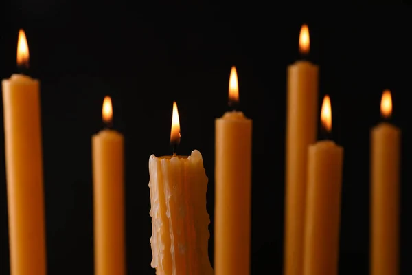 Veel Brandende Kerk Kaarsen Zwarte Achtergrond Close — Stockfoto