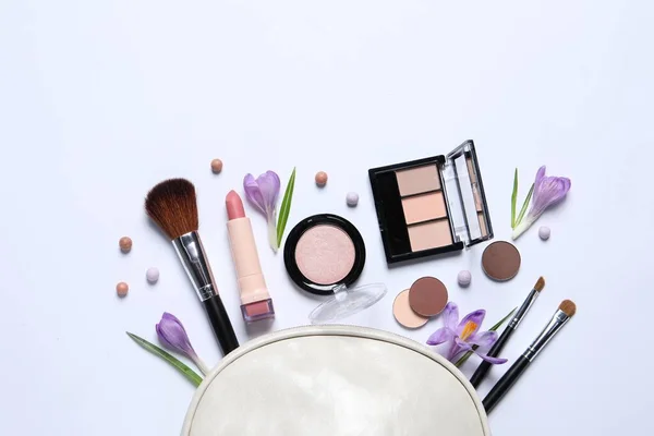 Platt Låg Sammansättning Med Olika Makeup Produkter Och Vackra Blommor — Stockfoto