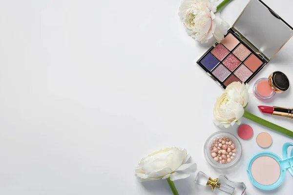 Platt Låg Sammansättning Med Ögonskugga Palett Och Vackra Blommor Vit — Stockfoto