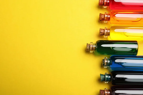 Flaschen Mit Verschiedenen Lebensmittelfarben Auf Gelbem Hintergrund Flach Liegend Raum — Stockfoto