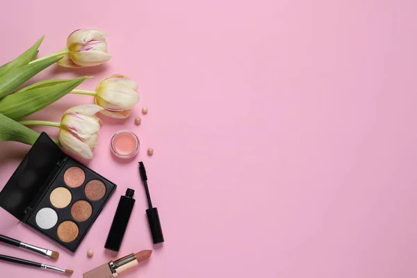Płaska Kompozycja Świeckich Różnych Produktów Makijażu Piękne Tulipany Różowym Tle — Zdjęcie stockowe