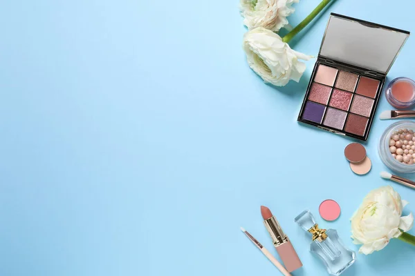 Platt Låg Komposition Med Olika Makeup Produkter Och Vackra Blommor — Stockfoto