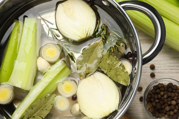 Pot Και Διάφορα Συστατικά Για Μαγείρεμα Νόστιμο Bouillon Λευκό Ξύλινο — Φωτογραφία Αρχείου