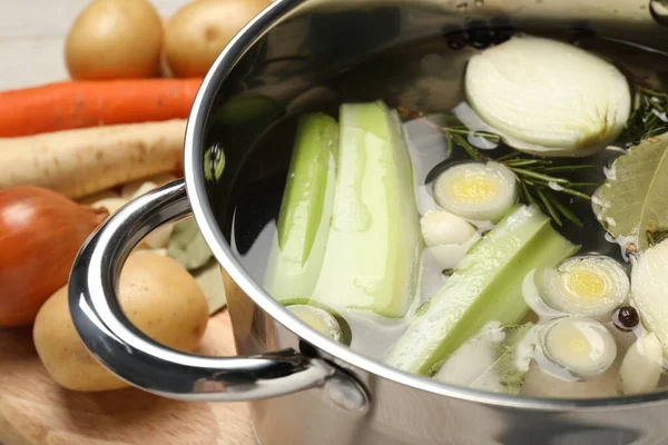 Pote Ingredientes Diferentes Para Cozinhar Caldo Saboroso Mesa Close — Fotografia de Stock