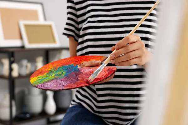 Mujer Joven Mezclando Pinturas Paleta Con Pincel Estudio Primer Plano — Foto de Stock