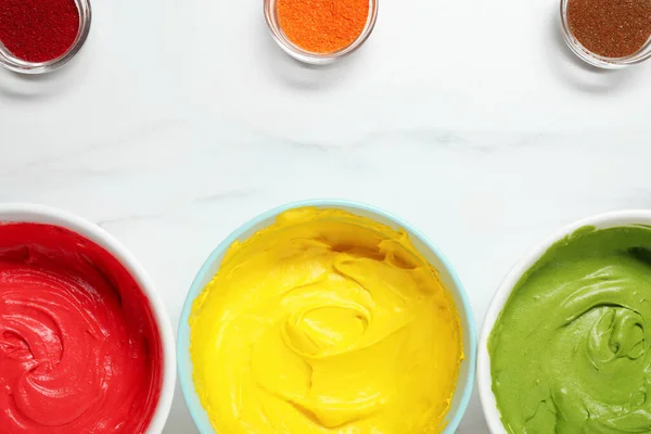 Tigelas Creme Diferente Com Coloração Alimentos Mesa Mármore Branco Flat — Fotografia de Stock