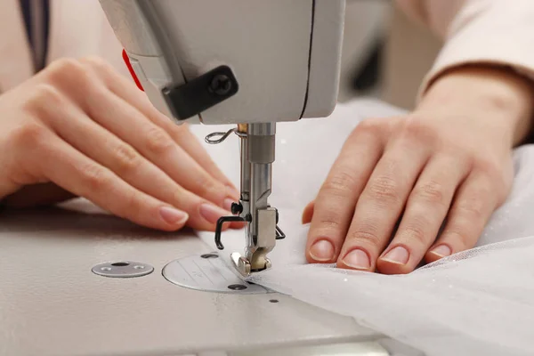 Dressmaker Szycie Nowej Sukienki Maszyny Atelier Zbliżenie — Zdjęcie stockowe