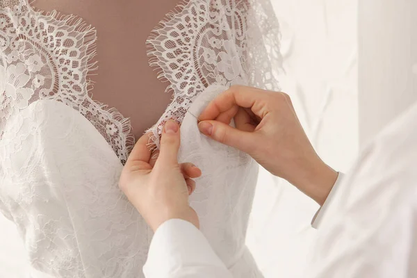 Dressmaker Che Lavora Con Abito Sposa Sul Manichino Atelier Primo — Foto Stock