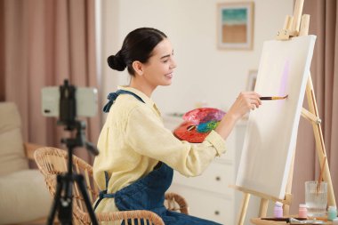 Öğretmen evde online resim dersi veriyor. Hobi zamanı.