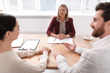 Yeni dairede çiftlerle çalışan bir emlakçı.