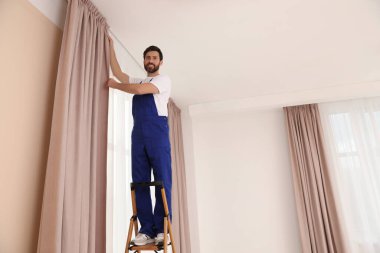 Üniformalı işçiler pencere perdeleri kapalı, düşük açılı.