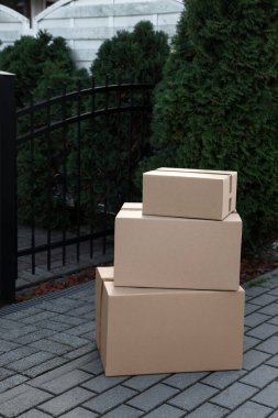 Ön kapıların yakınlarına paket bırakılmış.