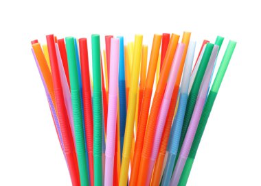 Beyaz arka planda birçok renkli kokteyl pipetleri