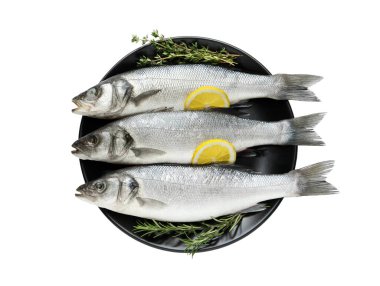 Beyaz arka planda taze deniz levreği ve baharatlar.