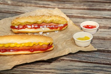 Tahta yüzeyde taze sosisli ve sosisler.