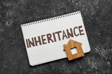 Siyah arkaplandaki evin kalıtsal ve modelli not defteri, üst görünüm