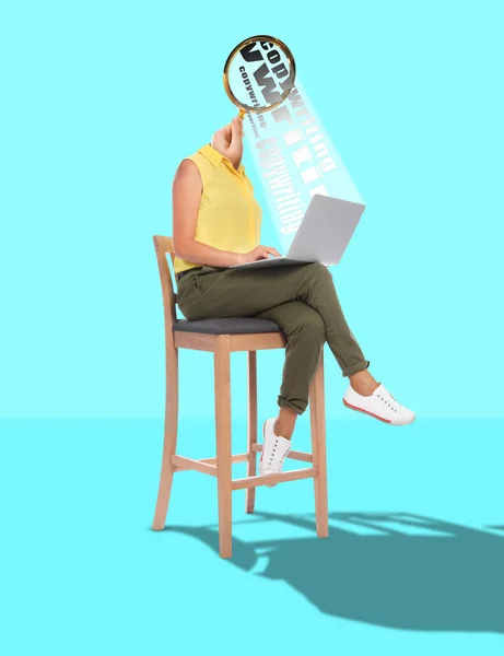 抄袭业 带放大镜而不是在蓝天背景下在笔记本电脑上工作的女人 — 图库照片